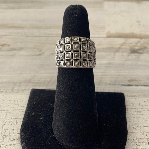 Beautiful Silver Marcasite Ring. - Picture 1 of 5